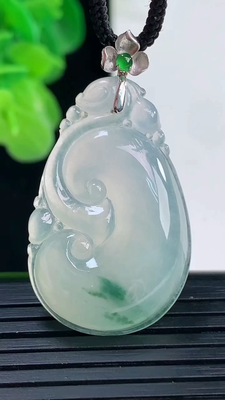 天然A货翡翠18K金飘花如意吊坠尺寸39.2-21.3-5.9重量:6.64g
4月11日