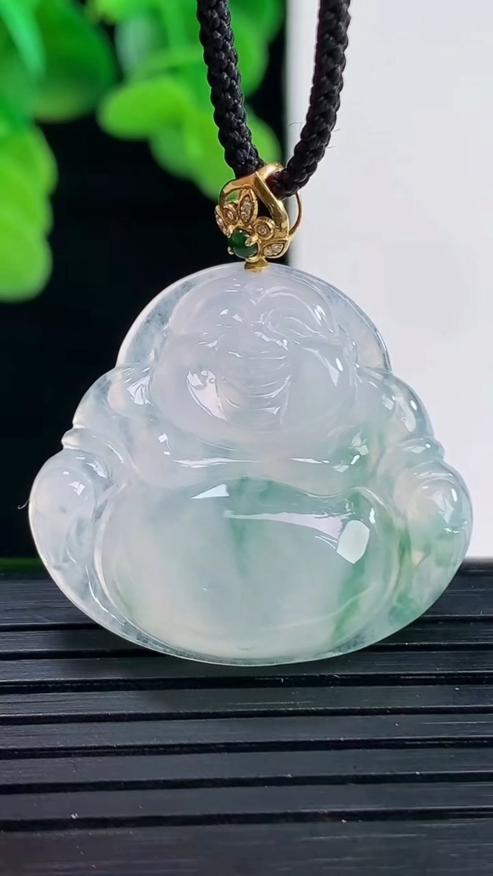 天然A货翡翠18K金飘花佛公吊坠尺寸26.7-29.4-5.5重量:6.66g
4月11日