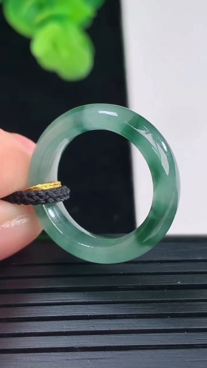 天然A货翡翠飘花指环戒指尺寸17.1-5.9-3.6重量:3.65g2026年4月11日
工厂直销收