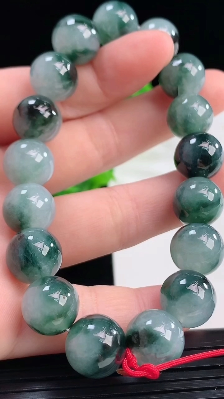 天然A货翡翠飘花圆珠手串尺寸11.4-17颗重量:44.97g4月11日
工厂直销收藏佳品,种好水足