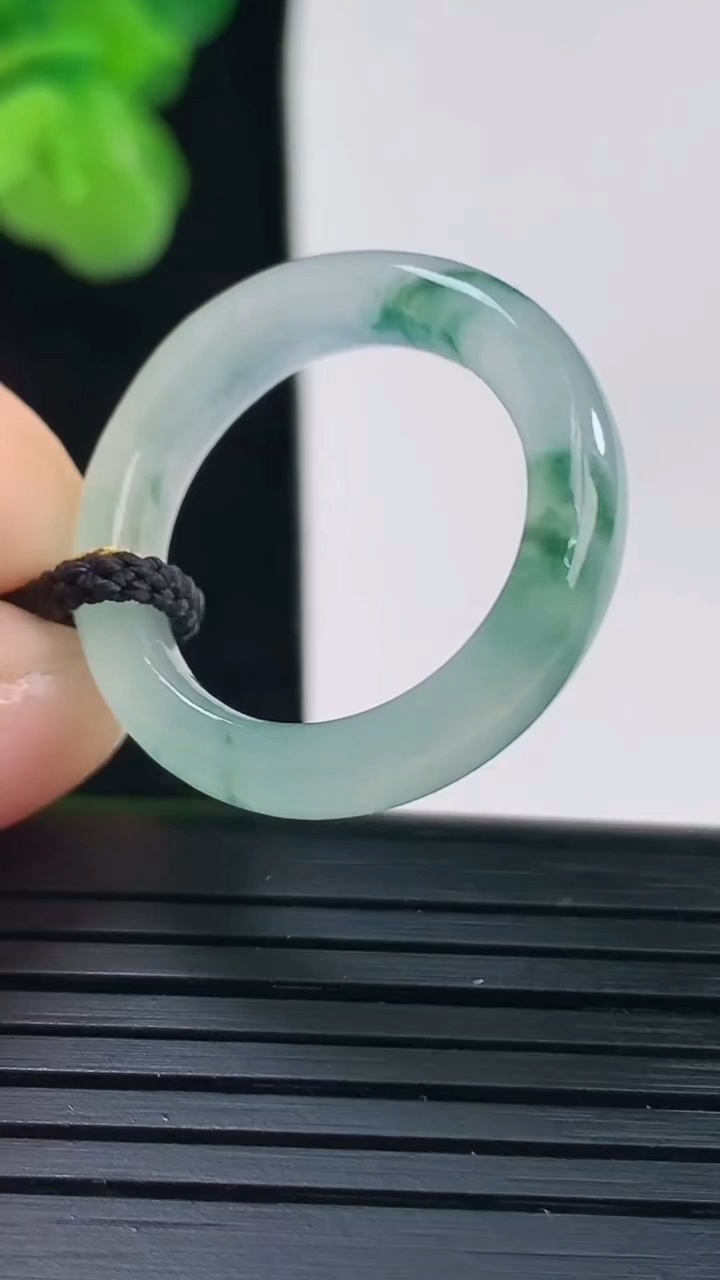 天然A货翡翠飘花指环戒指尺寸18.7-5.3-3.6重量:4.08g2026年4月11日
工厂直销收藏佳品,种好水足，色泽均匀，有种有色，上手高大气！