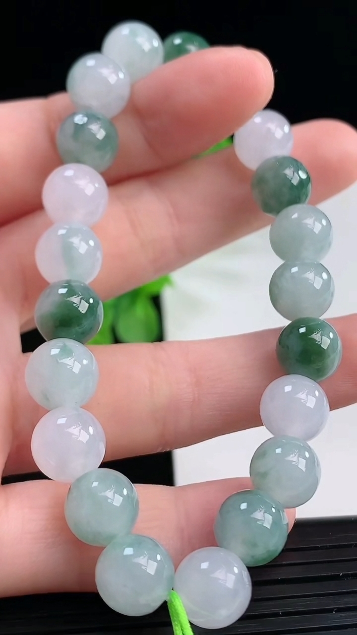 天然A货翡翠飘花圆珠手串尺寸8.7-21颗重量:26.17g4月11日
工厂直销收藏佳品,种好水足，色泽均匀，有种有色，上手高大气！