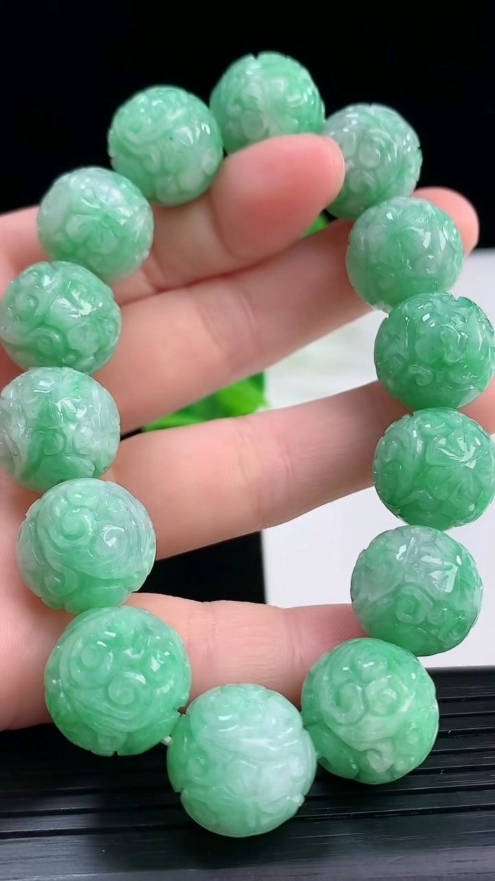 天然A货翡翠雕花圆珠手串尺寸14.5-14颗重量:77.86g4月11日
工厂直销收藏佳品,种好水足，色泽均匀，有种有色，上手高大气！