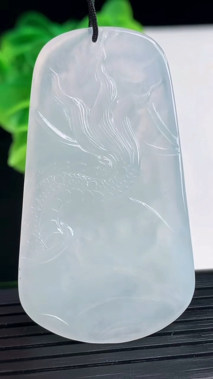 天然A货翡翠龙牌吊坠尺寸56.6-31.6-5.3重量:20.30g
4月11日