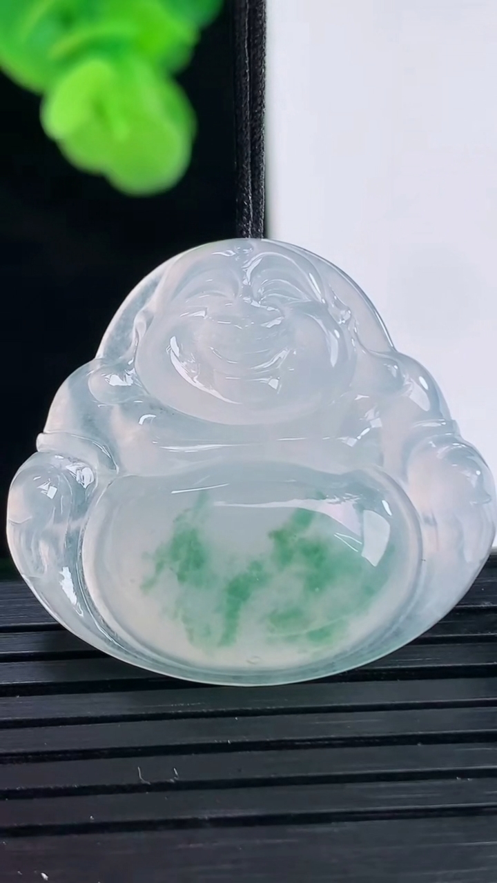 天然A货翡翠种飘花佛公吊坠尺寸29.5-31.8-5.6重量:8.62g
4月11日