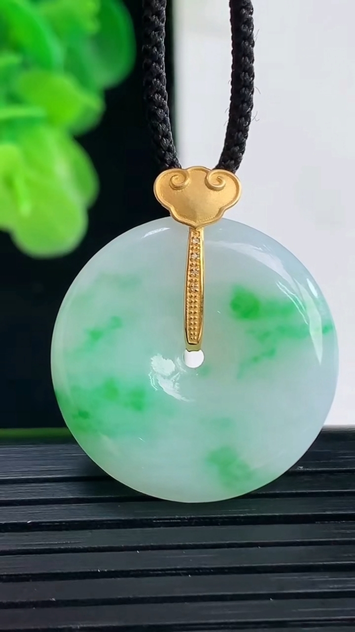 天然A货翡翠平安扣吊坠尺寸24.4-5重量:6.79g
4月11日