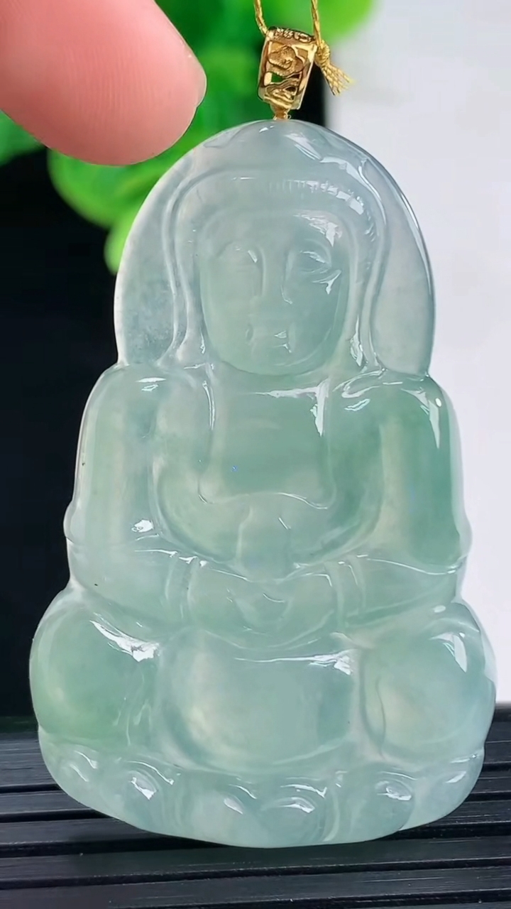 天然A货翡翠观音菩萨吊坠尺寸46.3-29.9-4.3重量:11.82g
4月11日