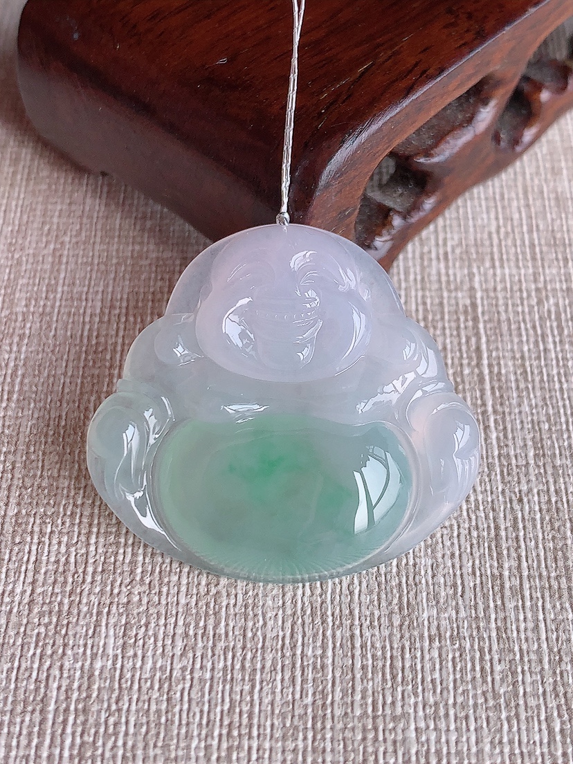 天然A货翡翠飘绿佛公吊坠 
尺寸32-35-5.8mm 重量9.74g 0410