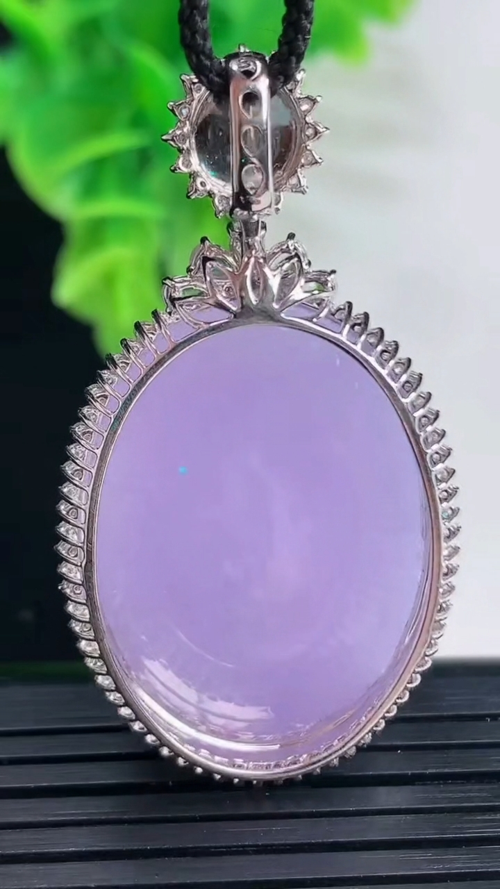 天然A货翡翠18K金紫罗兰蛋面吊坠尺寸48.6-26.6-16.6裸石30.5-22.6重量:20.16g
4月11日