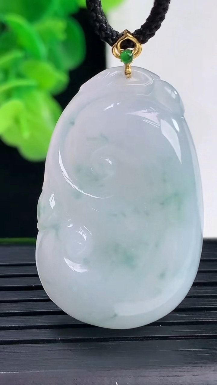 天然A货翡翠18K金飘花如意吊坠尺寸38.4-24.1-5.5重量:10.73g
4月11日