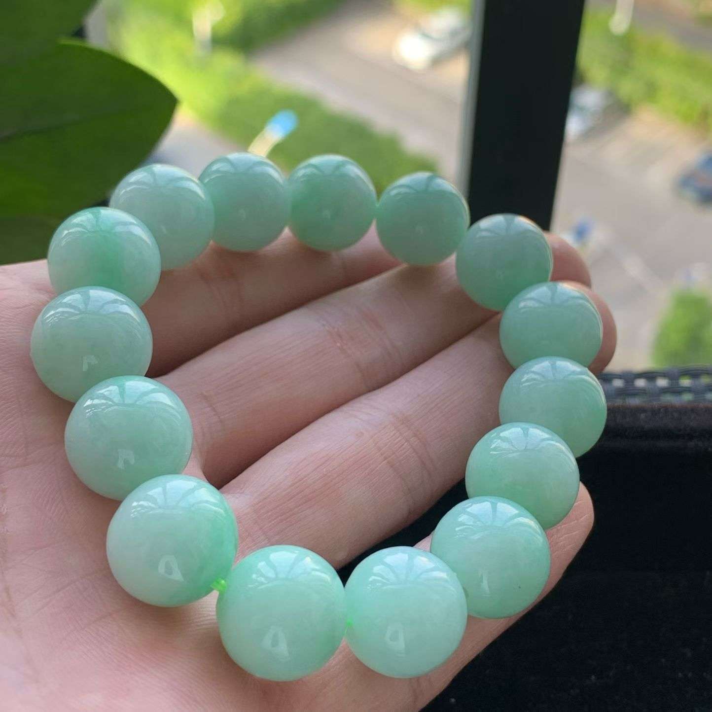 A货天然翡翠冰糯种满绿手串15颗重量71.49
4月11日