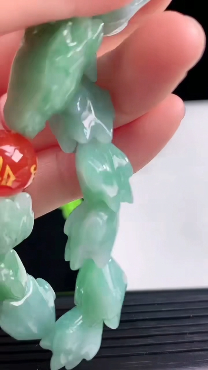 天然A货翡翠龙头手串尺寸24.2-13.7-9重量:47.94g4月11日
工厂直销收藏佳品,种好水足，色泽均匀，有种有色，上手高大气！