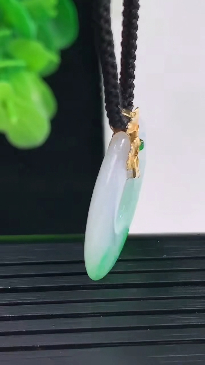 天然A货翡翠平安环吊坠尺寸24.2-3.5重量:4.20g
4月11日