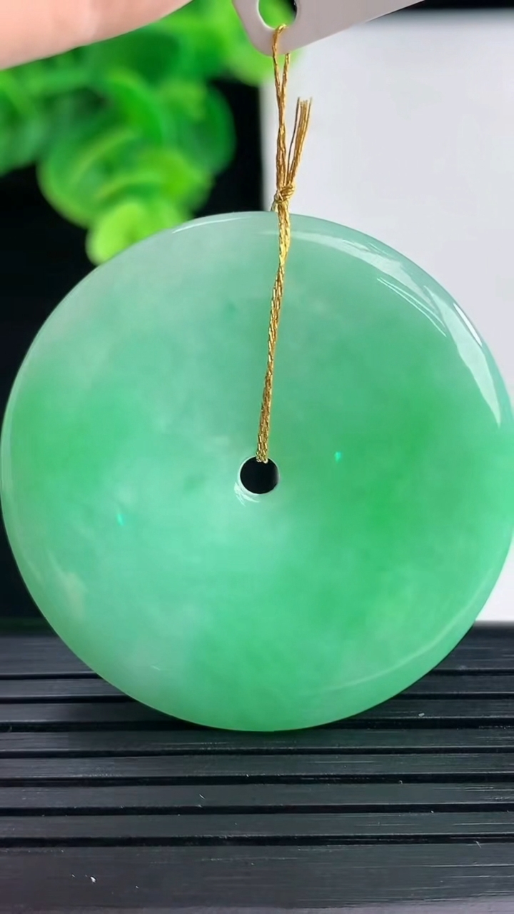 天然A货翡翠平安扣吊坠尺寸40.1-5.4重量:20.12g
4月11日