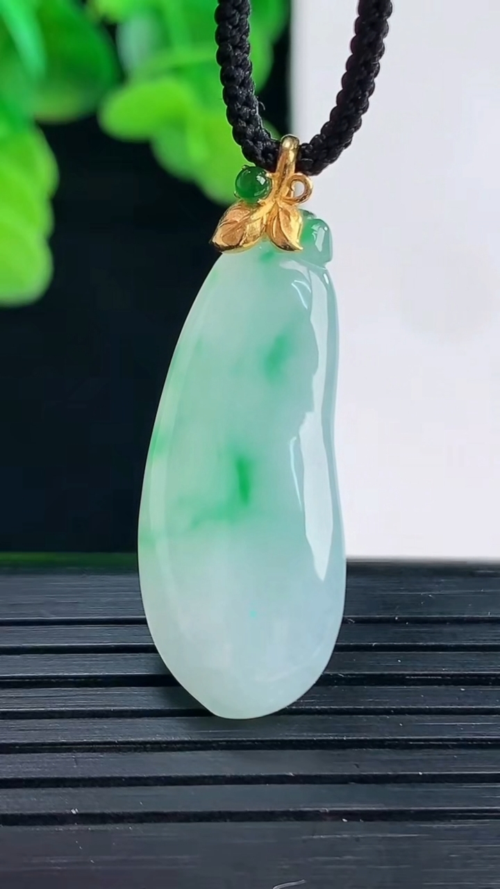 天然A货翡翠福瓜吊坠尺寸37.2-13.6-4.8重量:4.33g
4月11日
