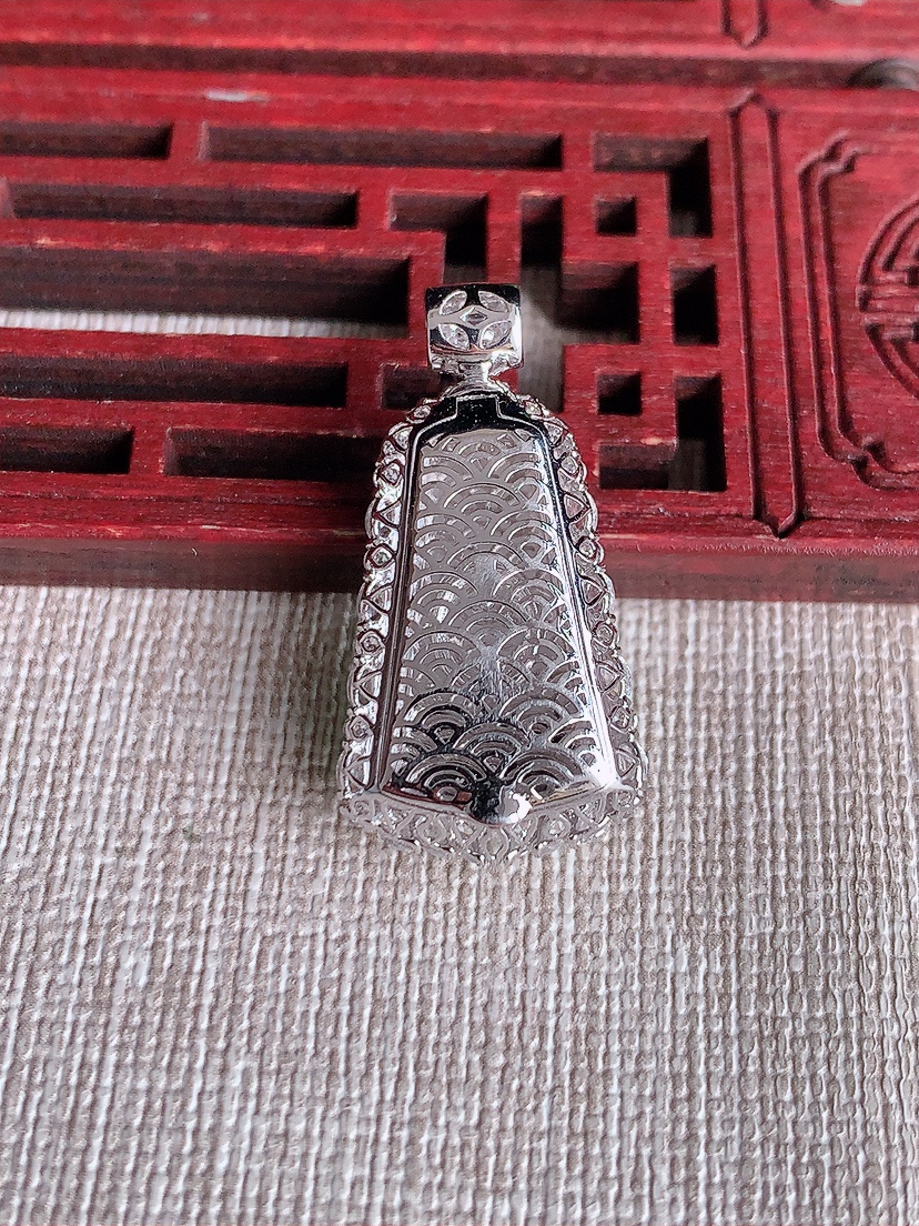 天然A货翡翠18K金伴钻镶嵌甜绿无事牌吊坠 
尺寸38-15.5-9裸石19.5-12.3mm 重量