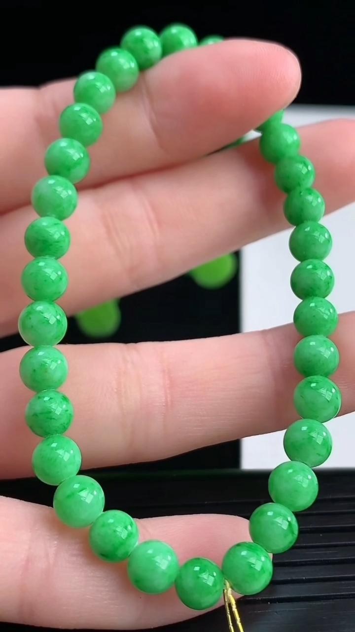 天然A货翡翠圆珠手串尺寸5.3-32颗重量:9.35g4月11日
工厂直销收藏佳品,种好水足，色泽均