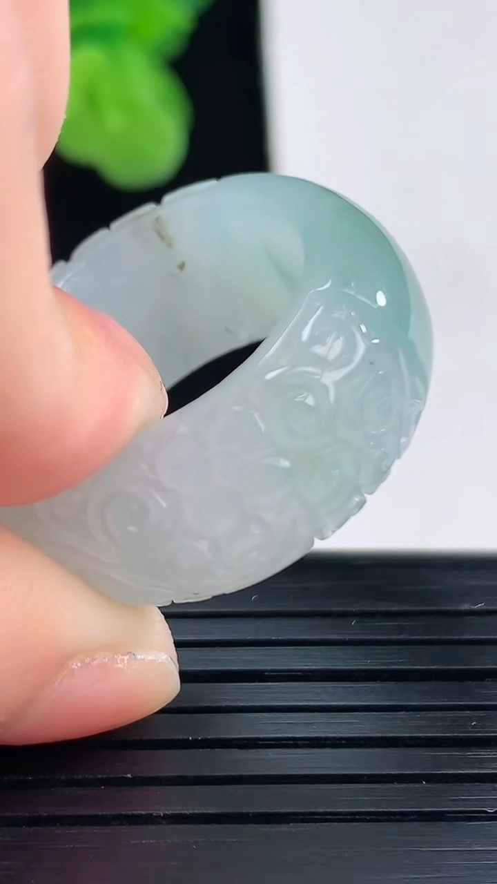 天然A货翡翠飘花雕花指环扳指尺寸19.4-11.6-4.7重量:11.73g2026年4月11日
工厂直销收藏佳品,种好水足，色泽均匀，有种有色，上手高大气！