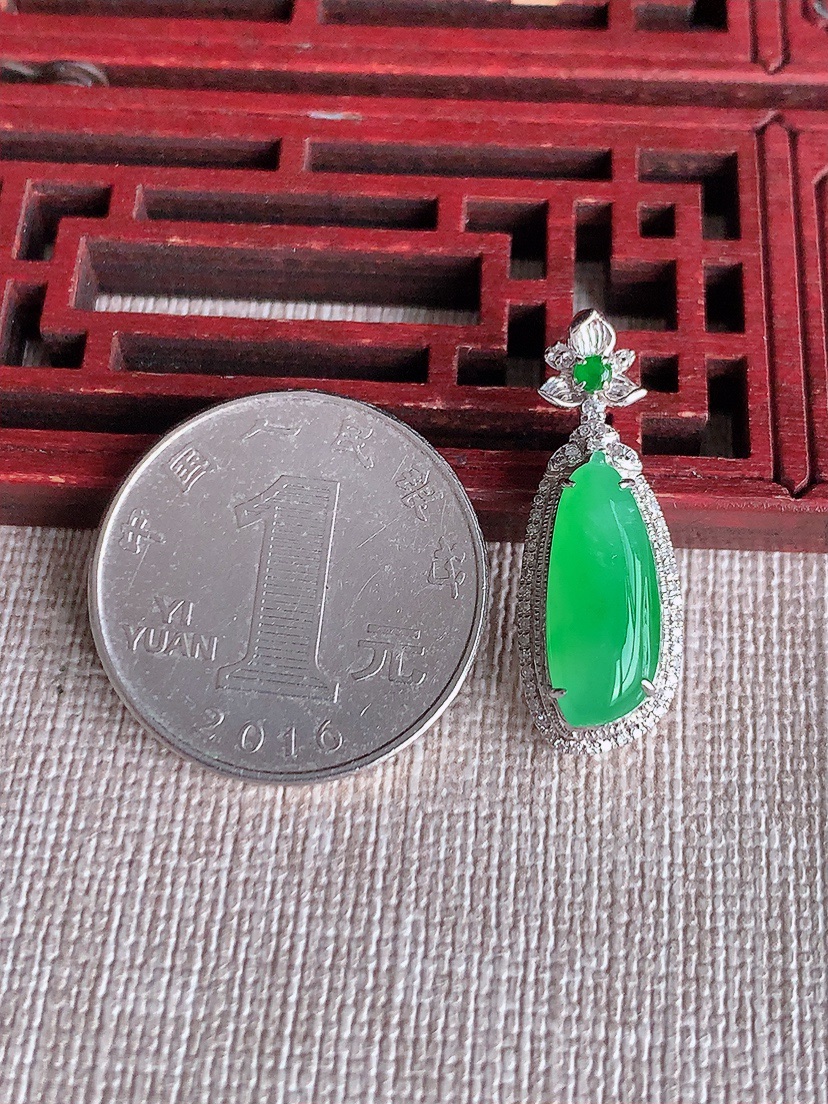 天然A货翡翠18K金伴钻镶嵌阳绿福瓜吊坠 
尺寸27.7-10-7.5裸石16.2-6.6mm 重量3.08g 0410