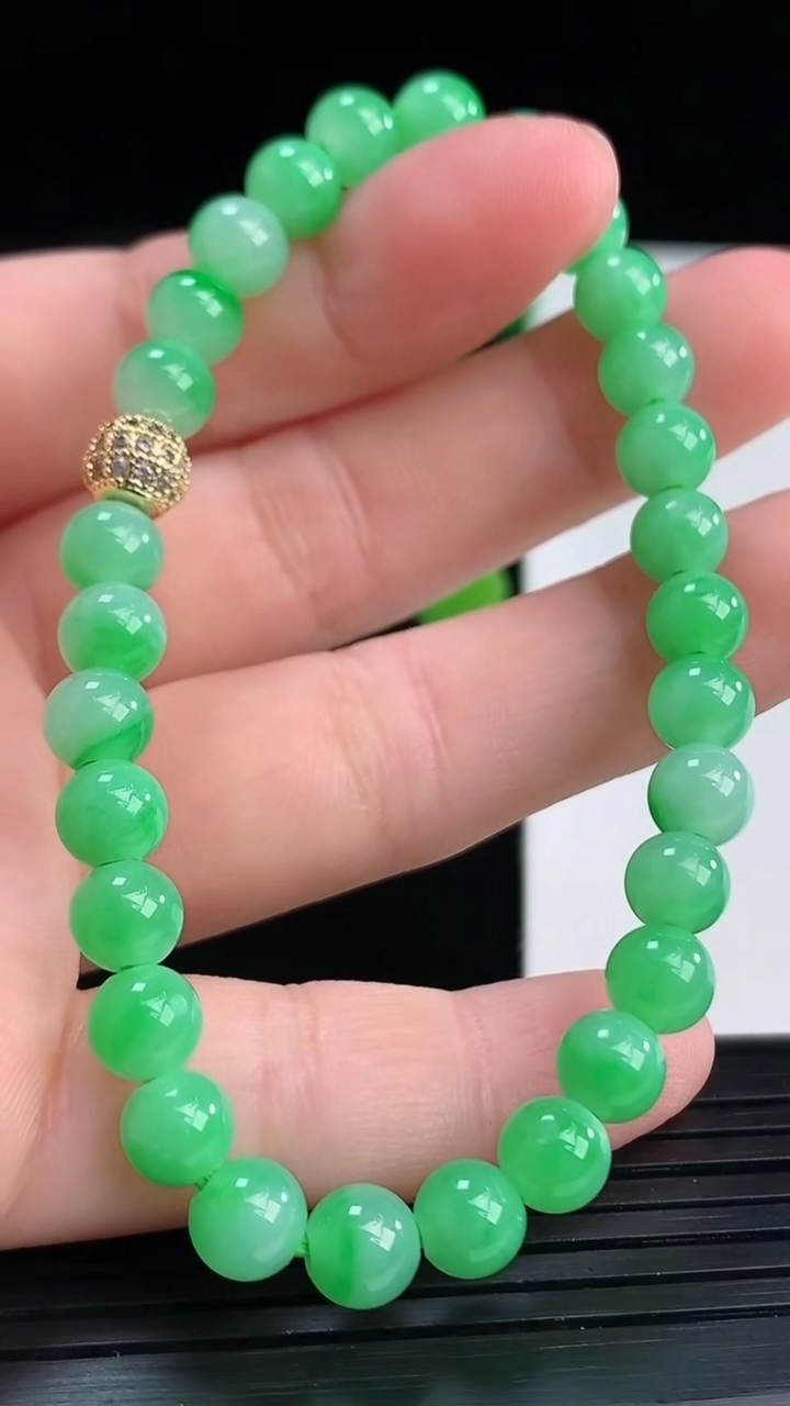 天然A货翡翠圆珠手串尺寸6.1-29颗重量:11.72g4月11日
工厂直销收藏佳品,种好水足，色泽均匀，有种有色，上手高大气！