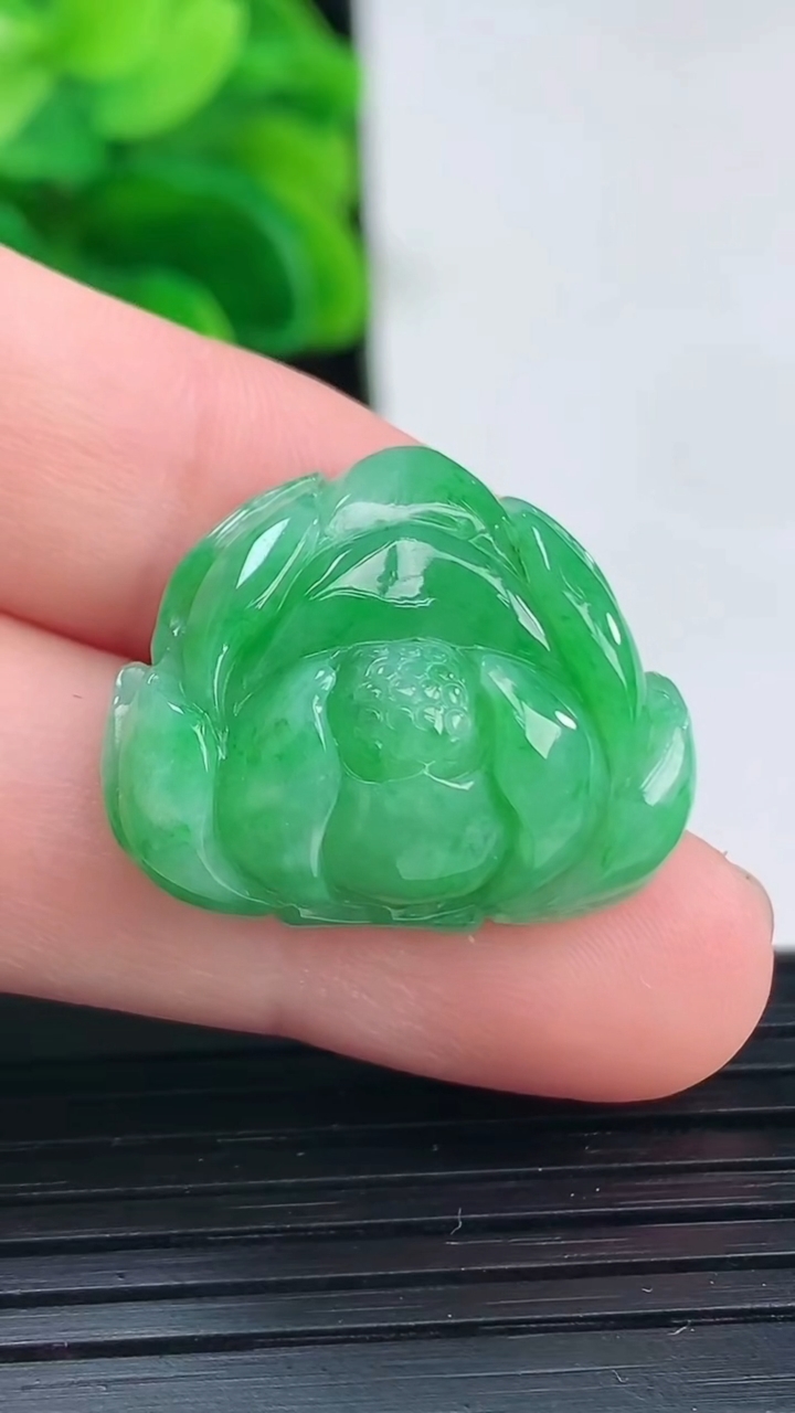 天然A货翡翠和和美美 荷花吊坠尺寸19.8-23.6-8重量:6.28g
4月11日