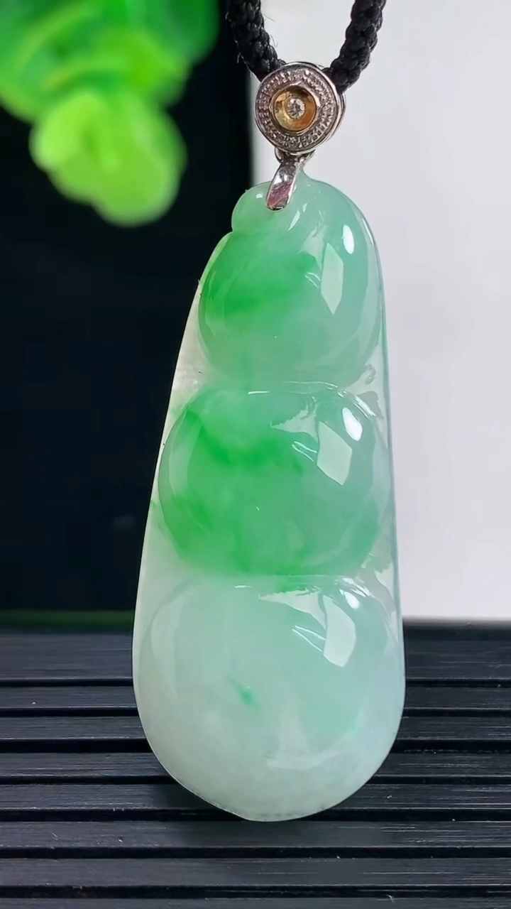 天然A货翡翠福豆吊坠尺寸39.5-16.2-6.8重量:8.02g
4月11日