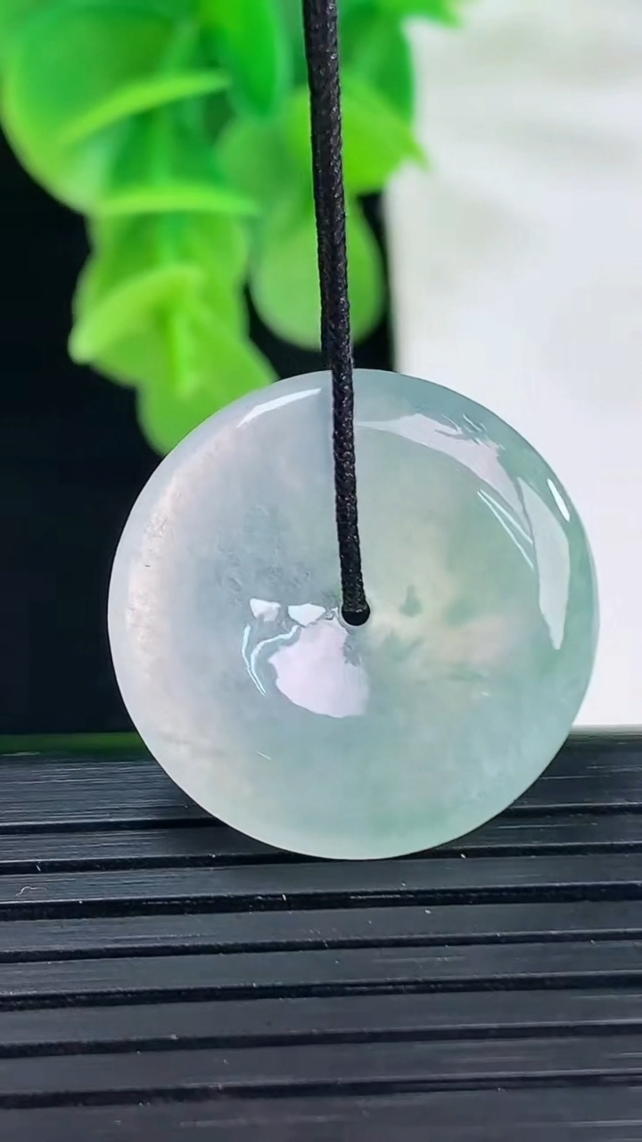 天然A货翡翠冰种飘花平安扣吊坠尺寸22.9-4.1重量:4.62g
4月11日