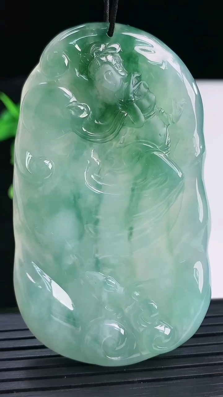 天然A货翡翠飘花观音菩萨吊坠尺寸69.7-40.7-7.2重量:44.81g
4月11日