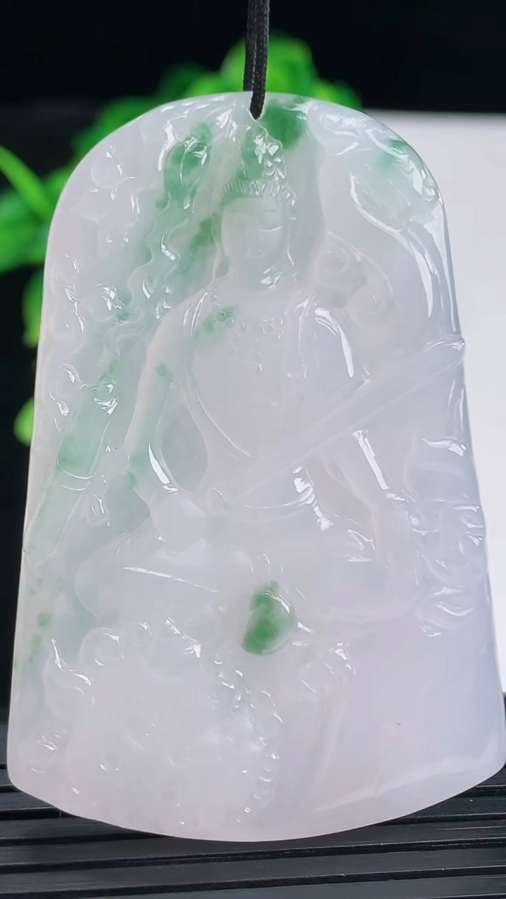 天然A货翡翠飘花文殊菩萨吊坠尺寸57.8-39.8-5.1重量:27.92g
4月11日