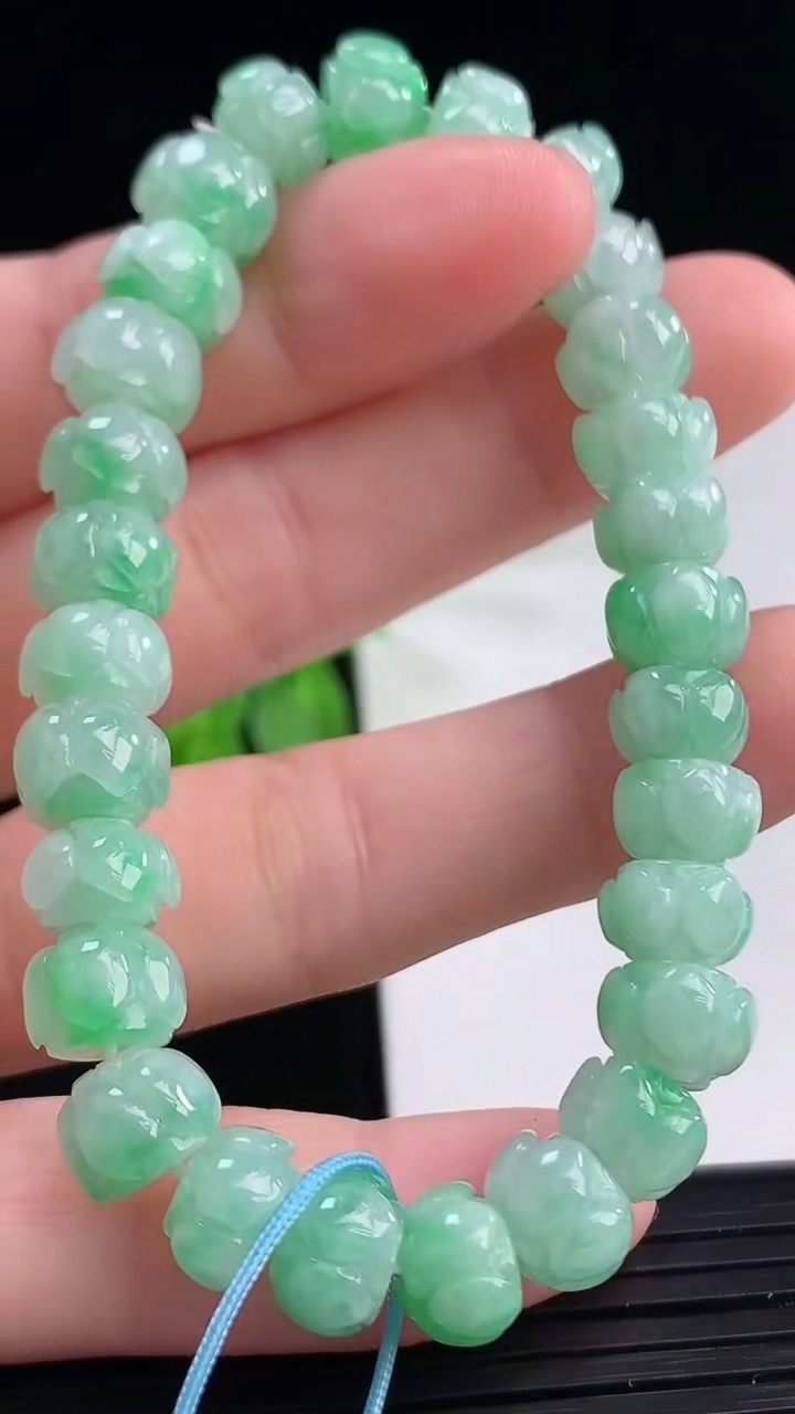 天然A货翡翠莲花手串尺寸8.3-5.8重量:20.69g4月11日
工厂直销收藏佳品,种好水足，色泽均匀，有种有色，上手高大气！
