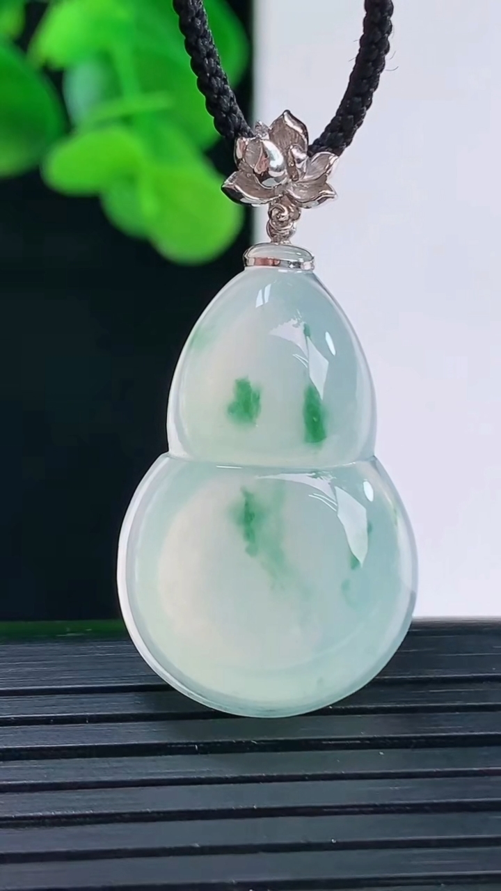 天然A货翡翠种飘花葫芦吊坠尺寸36.8-18.9-5.6重量:5.69g
4月12日