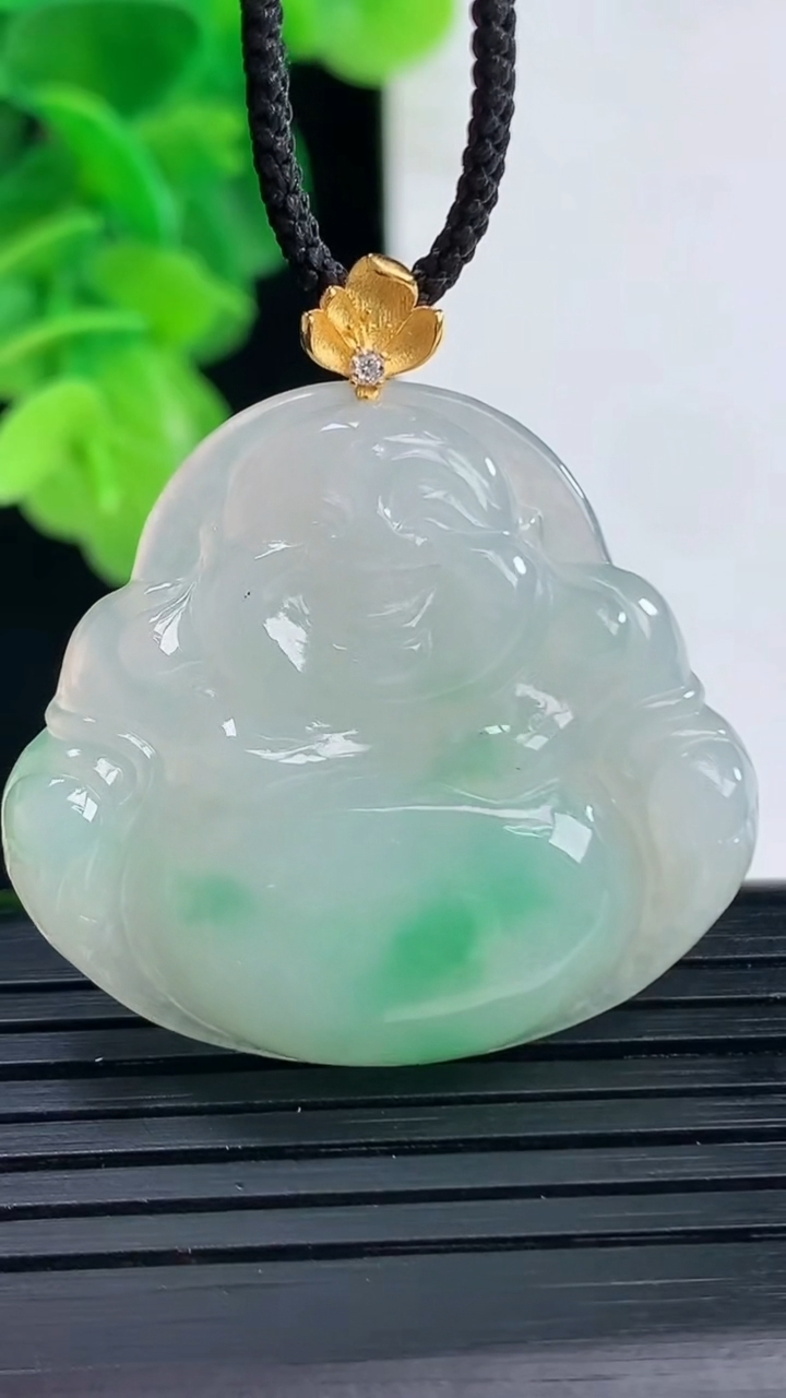 天然A货翡翠佛公吊坠尺寸30.9-33.9-5.5重量:9.49g
4月11日