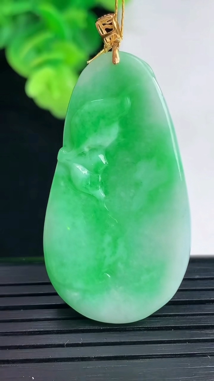 天然A货翡翠年年有余吊坠尺43.6-24.2-6.2重量:14.22g
4月11日