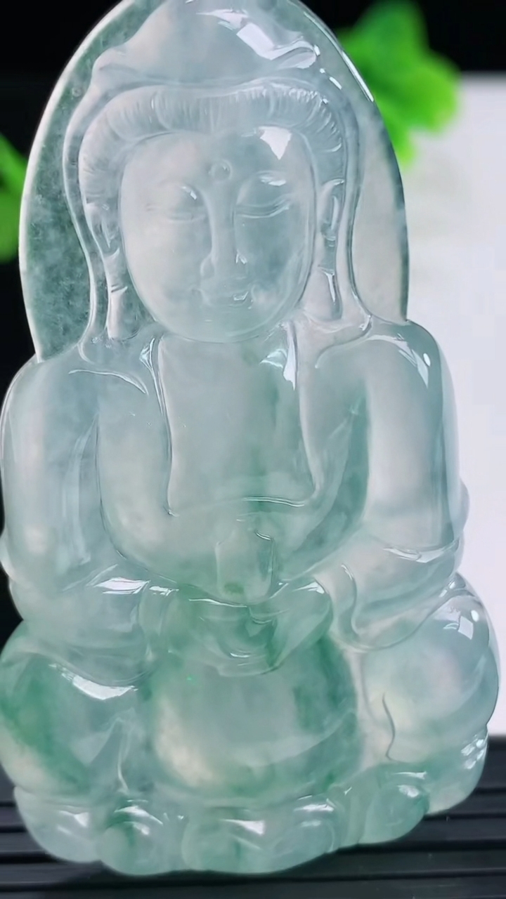 天然A货翡翠种飘花观音菩萨吊坠尺寸62-35.5-5.3重量:24.41g
4月11日