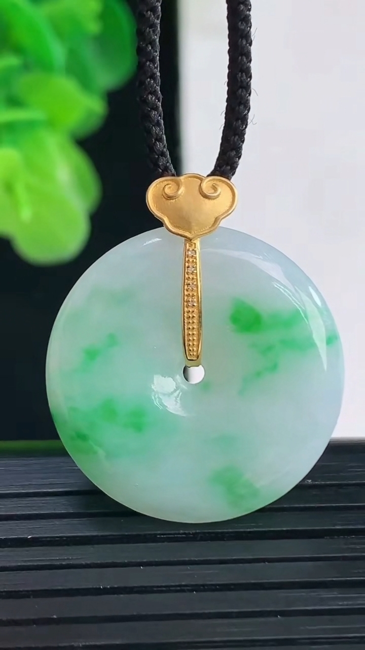 天然A货翡翠平安扣吊坠尺寸24.4-5重量:6.79g
4月11日