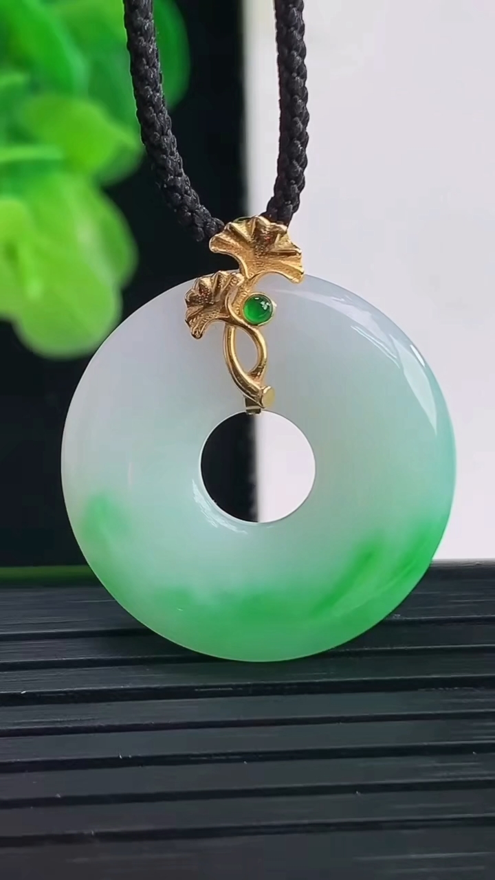 天然A货翡翠平安环吊坠尺寸24.2-3.5重量:4.20g
4月11日