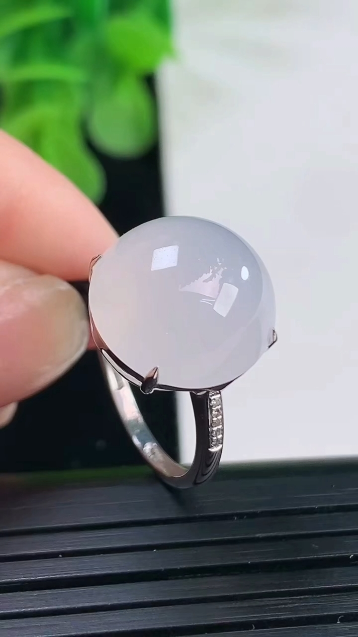 天然A货翡翠蛋面戒指尺寸18.1-14.2重量:3.57g2026年4月11日
工厂直销收藏佳品,种