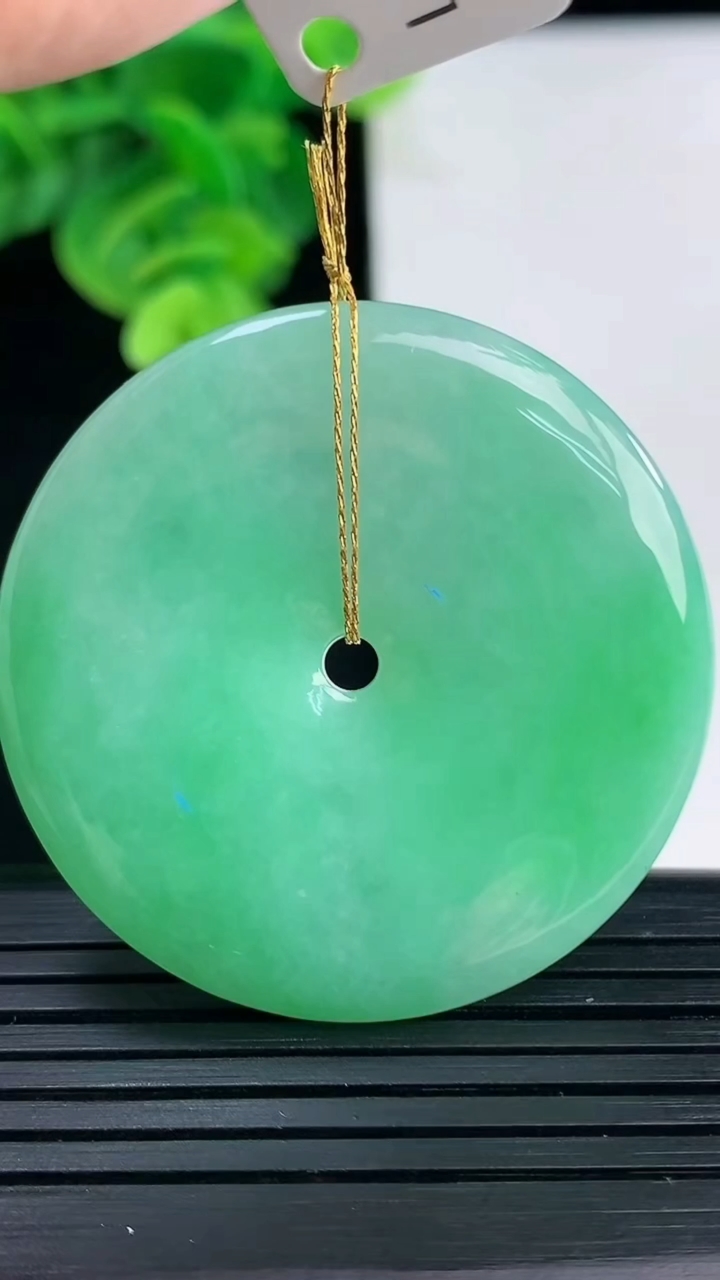 天然A货翡翠平安扣吊坠尺寸40.1-5.4重量:20.12g
4月11日