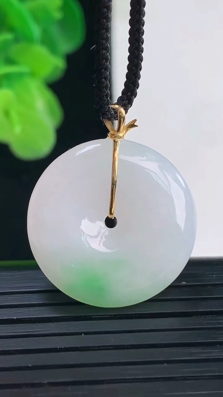 天然A货翡翠平安扣吊坠尺寸23.3-4.9重量:6.05g
4月11日