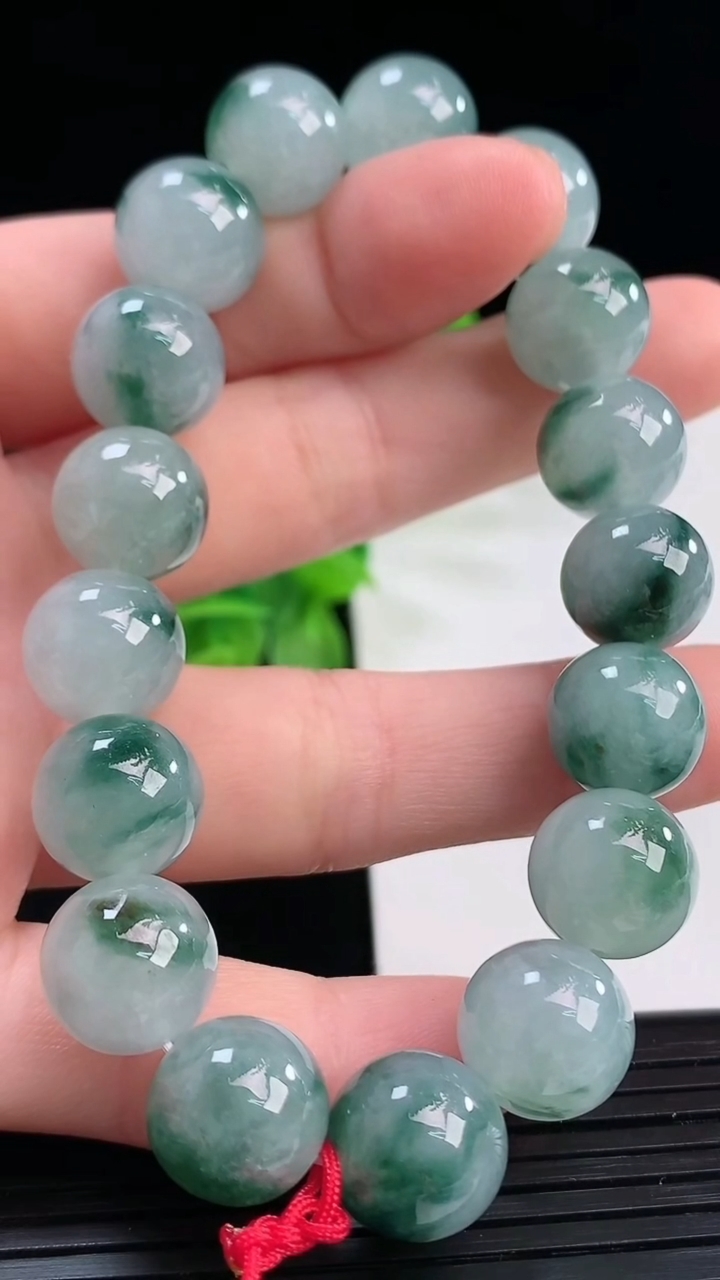 天然A货翡翠飘花圆珠手串尺寸11.1-17颗重量:45.24g4月11日
工厂直销收藏佳品,种好水足，色泽均匀，有种有色，上手高大气！