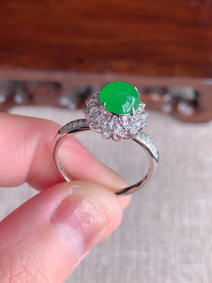 天然A货翡翠18K金伴钻镶嵌阳绿蛋面戒指 圈口17.6裸石
尺寸7.2-6.5mm 重量2.65g 