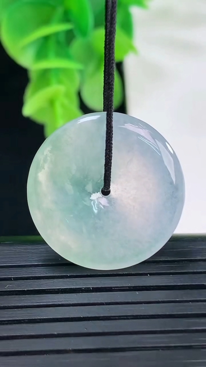 天然A货翡翠冰种飘花平安扣吊坠尺寸22.9-4.1重量:4.62g
4月11日