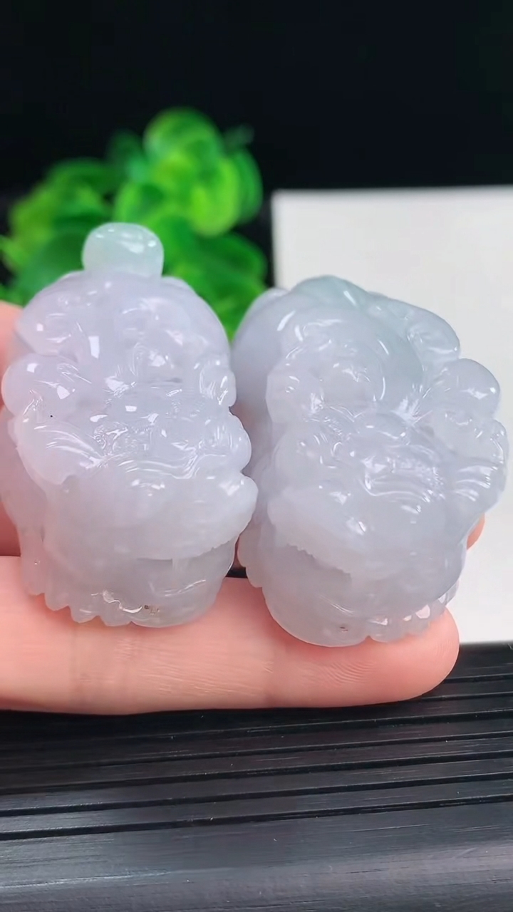 天然A货翡翠貔貅吊坠一对尺寸46.4-25.1-19.7重量101.54g
4月11日