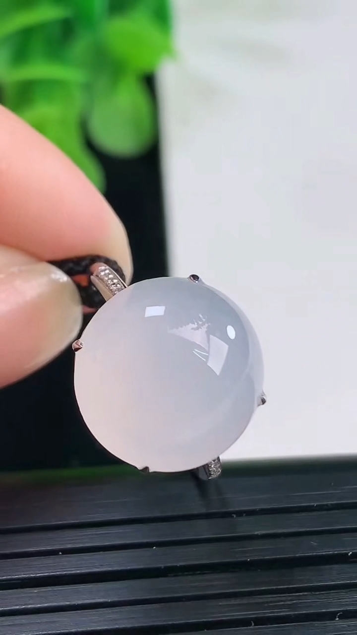 天然A货翡翠蛋面戒指尺寸18.1-14.2重量:3.57g2026年4月11日
工厂直销收藏佳品,种好水足，色泽均匀，有种有色，上手高大气！