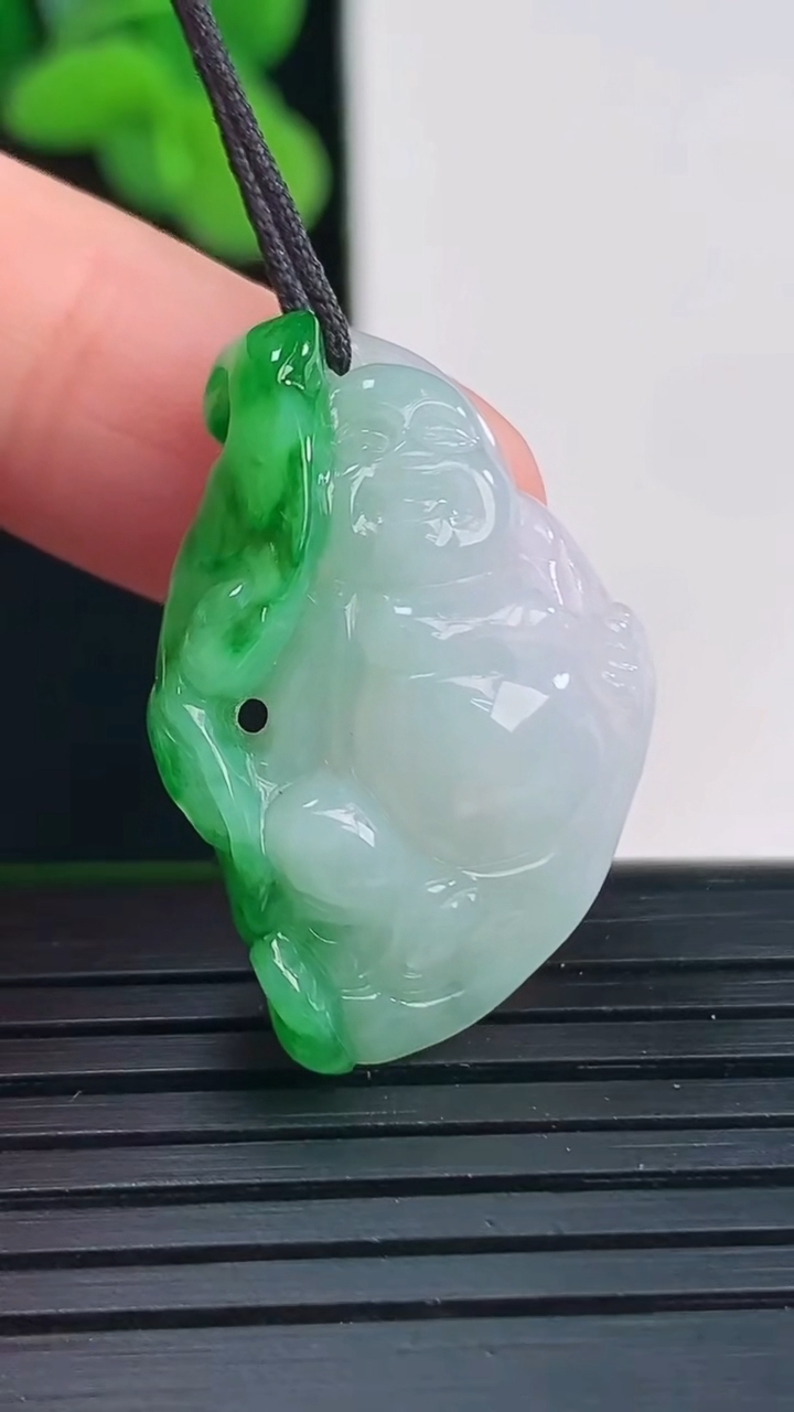 天然A货翡翠逍遥佛吊坠尺寸28-18.7-8.2重量:6.58g
4月11日