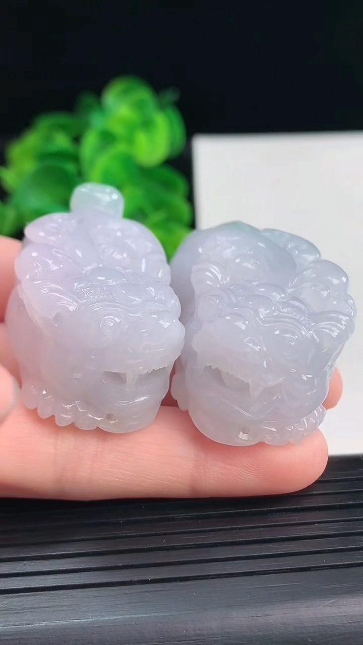 天然A货翡翠貔貅吊坠一对尺寸46.4-25.1-19.7重量101.54g
4月11日