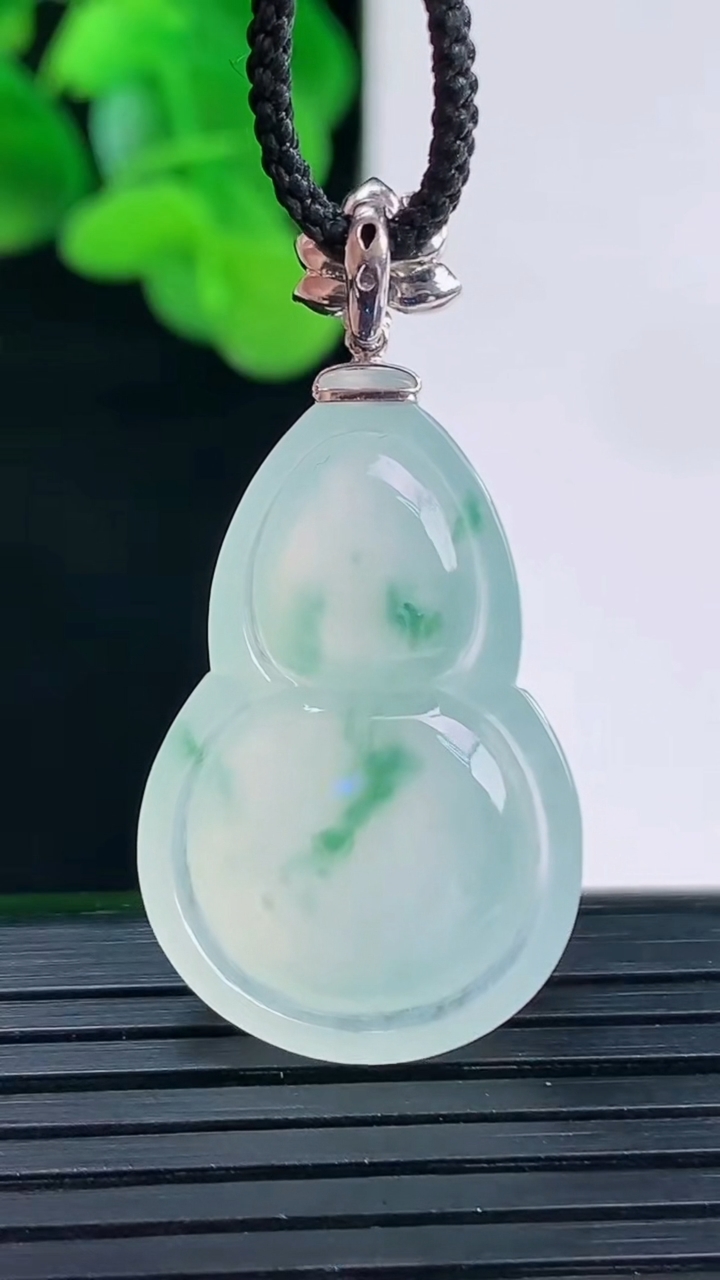 天然A货翡翠种飘花葫芦吊坠尺寸36.8-18.9-5.6重量:5.69g
4月12日