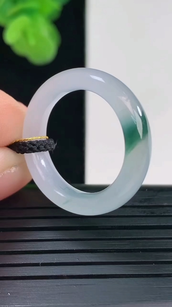 天然A货翡翠飘花指环戒指尺寸18.7-5.5-3.6重量:4.06g2026年4月11日
工厂直销收