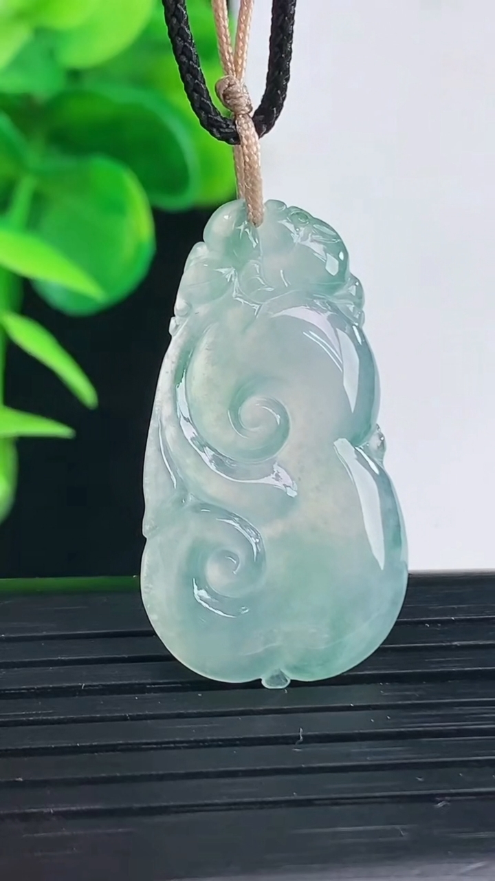 天然A货翡翠飘花如意吊坠尺寸33.4-17.8-3.5重量:4.36g
4月11日
