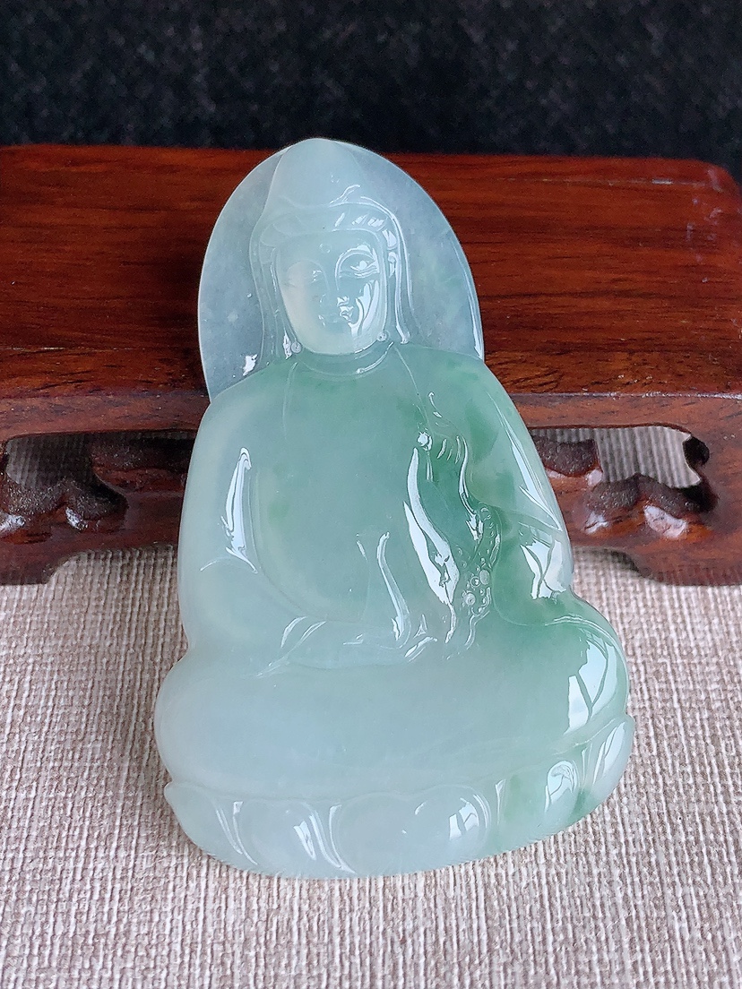 天然A货翡翠飘花素衣观音吊坠 
尺寸64-39.8-5.4mm 重量25.13g 0410